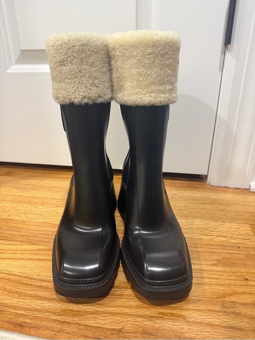 Chloe Black Heeled Chelsea Boots with Cream Shearling Cuff - Picture 3 of 7